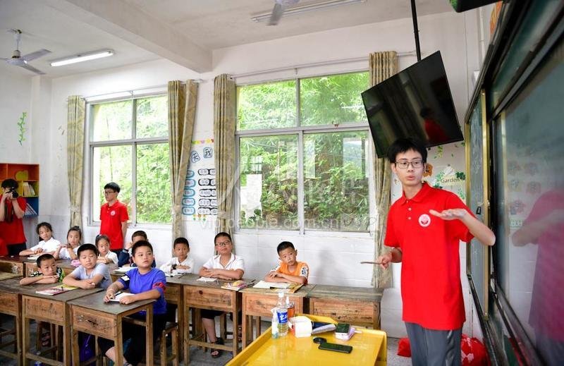 江西兴国:暑期“三下乡” 服务润童心-人民图片网