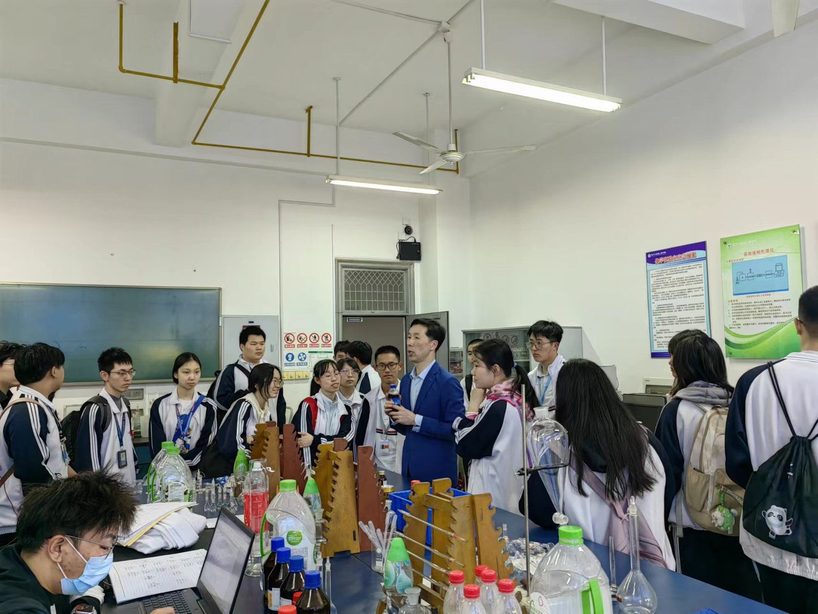 化工学院举办中职学生参观大学校园活动